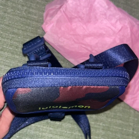 Lululemon Athletica Unisex  Camouflage Zip Top Crossbody Bag - Blue & Brown EUC - Picture 8 of 16